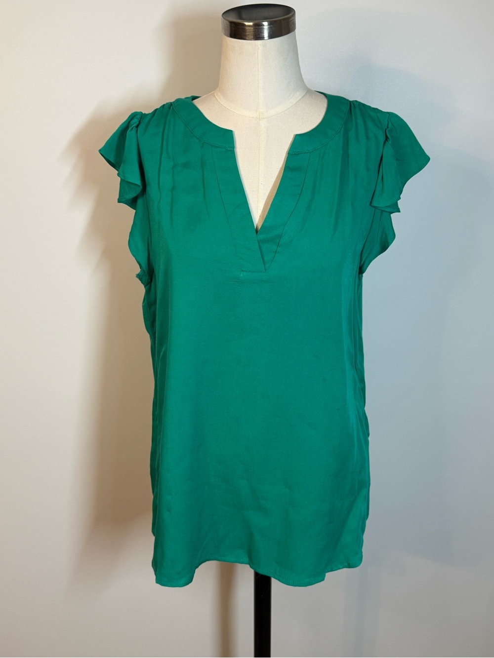ANDREE BY UNIT Emerald Green Flutter Sleeve Split Neck Blouse